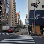 あり賀せいろう - 外観風景。奥に東京スカイツリーが見える。