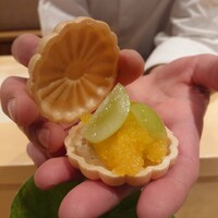 銀座 しのはら - フォアグラとマンゴーとシャインマスカットの最中