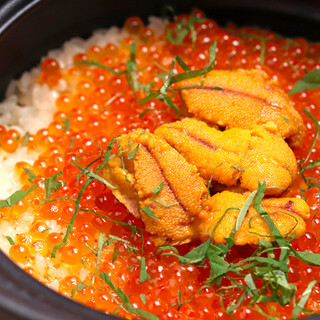 Earthenware pot rice with sea urchin salmon roe