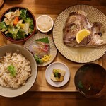 晩酌食堂 Hanaco＋ - 真鯛の兜焼きと鯛めし定食(1,200円)
鯛めし大盛り(プラス 200円)
真鯛のお造り･サラダ･小鉢付き