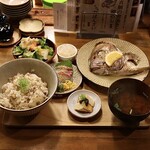 晩酌食堂 Hanaco＋ - 真鯛の兜焼きと鯛めし定食(1,200円)
鯛めし大盛り(プラス 200円)
真鯛のお造り･サラダ･小鉢付き