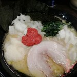 浅草商店 - ラーメン　720円　玉ねぎをレンゲ3杯、ニンニクをスプーン3杯、豆板醤をスプーン2杯投入して出来上がり！