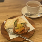 エゾリス珈琲店 - ホットサンド(ツナマヨ+きゅうり)、ホットカフェオレ