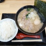 Jukusei Tonkotsu Ra-Men Sodashi - 特製豚骨ラーメン+サービスのライス。