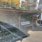 Tori Soba Shimojibashi - 下地橋バス停の上にお店があります