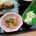 伊都の明里 - 福岡名物のがめ煮と糸島のおぼろ豆腐の小鉢もセットになってます。