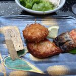 Itono Akari - メインは糸島産、天上卵の玉子焼きと鹿児島名物のさつま揚げ、そして佐賀呼子名物のイカ焼売と福岡のさば明太です，
                         
                        揚げたイカ焼売は初体験でしたが中々いけましたよ。
