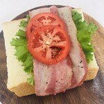 Cafe&Bar Tiny Table - たっぷりベーコンのBLT極悪ファットサンド