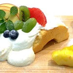 Cafe&Bar Tiny Table - シフォンケーキと季節のフルーツ