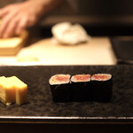 池袋 寿司 個室 空 - トロ巻き、ギョク