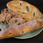 Jakkutomamenoki - バジルとベーコンのパン、クルミ・オレンジピール・チョコ入りのライ麦パン、オリーブとベーコンの入ったパン