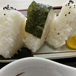 富士 - カレーうどん定食のおにぎりは３つ（梅、おかか、昆布）
      沢庵も付きます