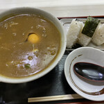 富士 - カレーうどん単品が620円、おにぎり単品が300円なので、カレーうどん定食700円はとってもおトクですね