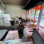 布紗 - イニシエの店内でたこ焼きを焼いてます。