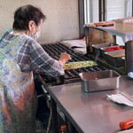 布紗 - たこ焼き職人のお母さん中々テクニシャン！