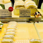 千疋屋総本店 - ◎人気のバナナオムレットも購入。