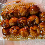 布紗 - 焼き立て熱々のたこ焼き14個入り350円。