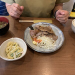 家庭料理居酒屋 よってって - 豚のガーリックソース。奥さまはおかわり無しで腹パンだって！