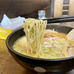 Ramen Shin - 麺は細めなストレート麺。