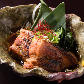 We also recommend the melty kakuni, which goes well with sake, and the fresh seafood sashimi.