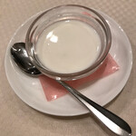 崎陽軒本店 嘉宮 - 杏仁ゼリー。このミルク美味しい。