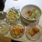 new！日替わりセット（990円）についてくるライチ、ヌードル、サラダ、甘い揚げもの、玉子焼き