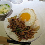 new！前回食べた落ち着いたガパオからスパイシーなガパオになっていた。春先の650円から780円になっていたが、それでも定食に付いてくる内容を考えれば安い！