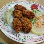 大阪王将 - 牡蠣フライ5ヶ盛り　餃子と大きさを比較して下さいね。