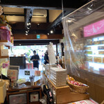 Kurashiki Momoko - 1階はフルーツゼリーやクッキーなどのお土産コーナーになっています。
