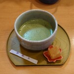 わか山 - 抹茶とわらび餅　食後にたっぷりとした抹茶。
御婦人方も抹茶を飲みながら会話に花を咲かせるのだろう