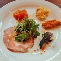 Eccomi - 上品な白いお皿に華やかな前菜が5種類、1品1品繊細な工夫が光る凝ったお料理ばかり