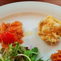 Eccomi - 左は野菜の甘味がギュッと詰まったカポナータ、ローストポークや枝豆入りのポテトサラダはカレー粉や粒マスタードがいいアクセント
