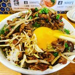 炭火を囲む わだ - 生卵の投入は肉を食べ終わった後がオススメ（悪い例）