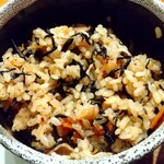 Gyouza ya shin shin - ジューシィ。沖縄の炊き込みご飯。ひじきが入っているのは初めて食べました。