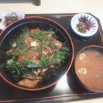 割烹矢野 - 刺身丼（1,050円）海鮮丼です　マグロは赤身でなくトロです