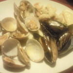 トラットリア・ジュゲム - 鮮魚（鯛）と貝類のガーリック炒め