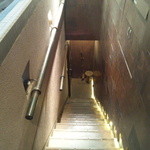 中目黒　鶏味座 - 雰囲気のある階段を下りていきます