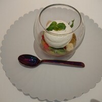 リストランテ フォンタナ - ムース状のモッツァレラ。上の窪みにオリーブオイル、セミドライトマト、白ワインジュレ、メロン、