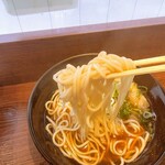 Manekino Ekisoba - 麺は和蕎麦ではなく中華麺、汁は和風出汁、ピラピラの天ぷら