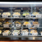 つくばね - 店内ガラスケース│【山菜炊き込みご飯@税込700円】【さといも・鶏そぼろ煮@税込500円】【マカロニサラダ@税込500円】を購入│スタンプカードコンプしていたので、惣菜1点(500円)サービスに。