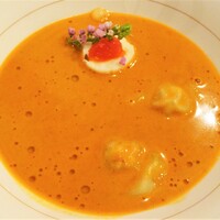 ダイニングルーム - 神川内：オマール海老と松本産赤ピーマンのビスクとラヴィオリ（ビスクを注いで）