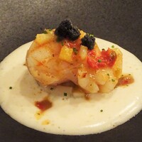 ダイニングルーム - 神川内：帆立貝のグリエ 奈川産蕎麦の実のムースとレモン