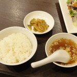 新広楼 - ご飯、スープ、ザーサイ