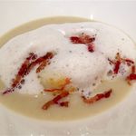 エクアトゥール - トピナンプールのクリームとラングスティーヌのポアレ、スモークした黒コショウとベーコンのエマルジョン