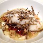 エクアトゥール - ローストした和牛ハツとゼストオレンジのコンフィ、フォアグラのソテーとトリュフ風味のコンソメジュレ