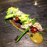 エクアトゥール - 駿河湾産天然マダイのクリュ、長崎県産地蛸と勝浦産メガイとその肝のソース、ポワブルベールの香り