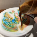 ロアーコーヒーハウス＆ロースタリー - エスプレッソを注ぎます、、