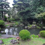 Naruse - お店の横には太田道灌の庭園の一角と池が広がる。