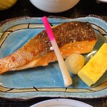 あずさ庵 - 和朝食：焼物（鮭の鉄板焼き 染めおろし はじかみ生姜 玉子焼き)
