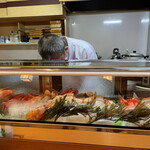 魚河岸 ひかり寿司 - 大将の包丁捌きと会話を愉しむのもカウンターならではです。